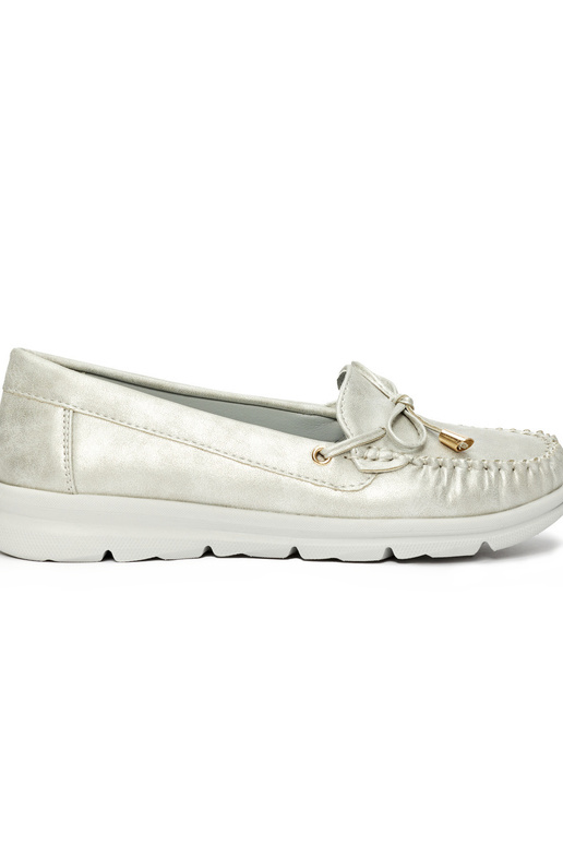 Silberfarbene bequeme Mokassins aus... Silberfarbene bequeme Mokassins aus...