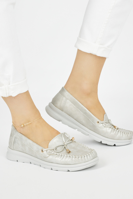 Silberfarbene bequeme Mokassins aus... Silberfarbene bequeme Mokassins aus...
