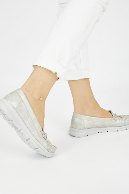 Silberfarbene bequeme Mokassins aus... Silberfarbene bequeme Mokassins aus...