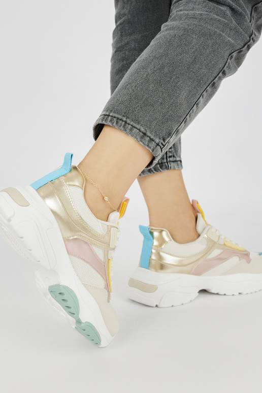 Sportlicher Damenschuh mit dicker Sohle Sportlicher Damenschuh mit dicker Sohle