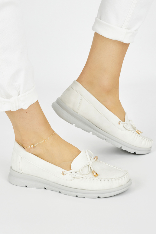 Weiße, bequeme Mokassins aus Öko-Leder
