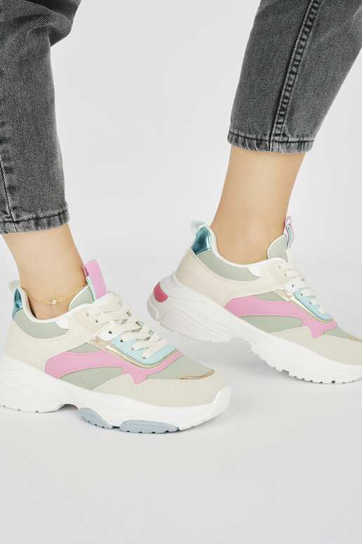 Sportlicher Damenschuh mit dicker Sohle Sportlicher Damenschuh mit dicker Sohle