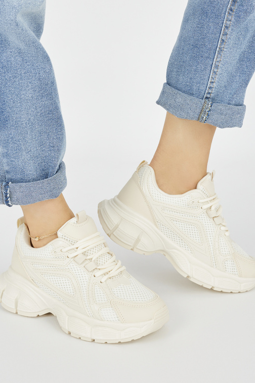 Sneakers-Modellschuhe in beige Farbe... Sneakers-Modellschuhe in beige Farbe...