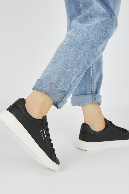 schwarze klassische Sportschuhe