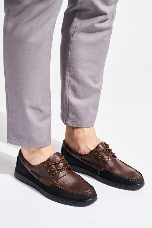 Braune Herrenstiefeletten gebunden