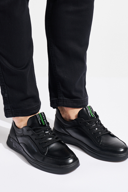 schwarze Sportschuhe für Herren gebunden