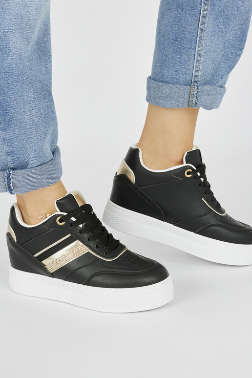 Schwarze Sneakers-Modellschuhe mit... Schwarze Sneakers-Modellschuhe mit...