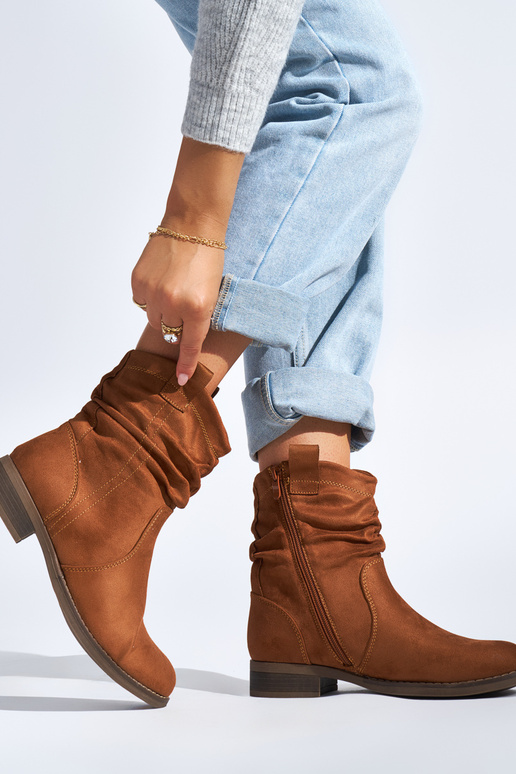 Damenschuhe aus braunem Wildleder Damenschuhe aus braunem Wildleder