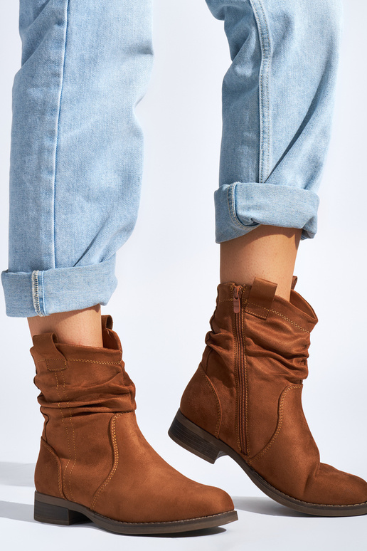 Damenschuhe aus braunem Wildleder Damenschuhe aus braunem Wildleder