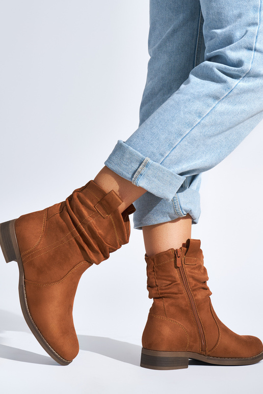 Damenschuhe aus braunem Wildleder Damenschuhe aus braunem Wildleder