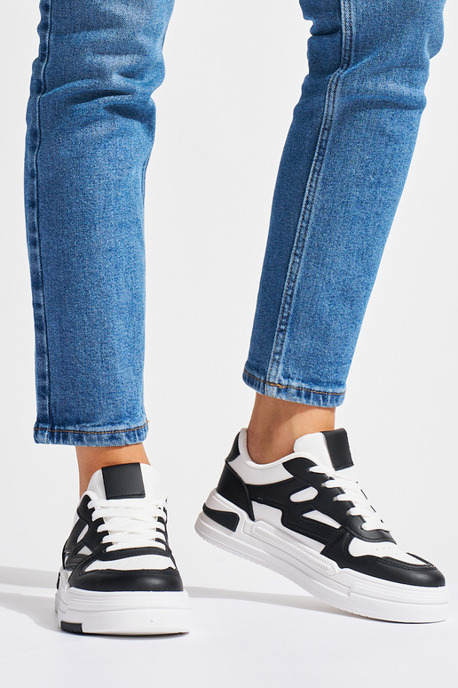 Weiß-schwarze Sneakers-Modellschuhe... Weiß-schwarze Sneakers-Modellschuhe...