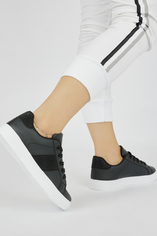 Schwarze Sneakers, Modellschuhe mit...