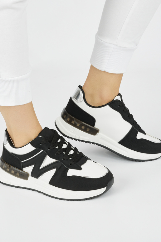 Schwarze bequeme Sneakers-Modellschuhe Schwarze bequeme Sneakers-Modellschuhe