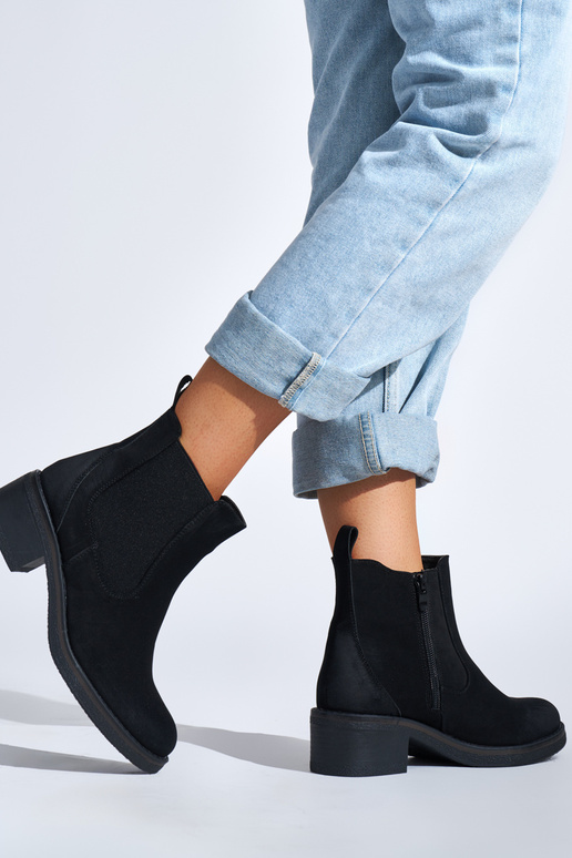 schwarze Damenschuhe auf einem... schwarze Damenschuhe auf einem...