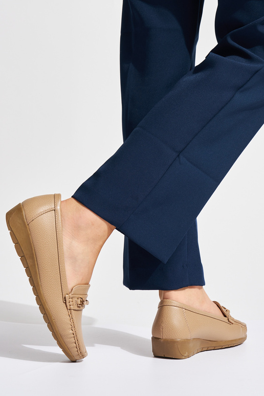 Beige Damenmokassins ze zdobieniem