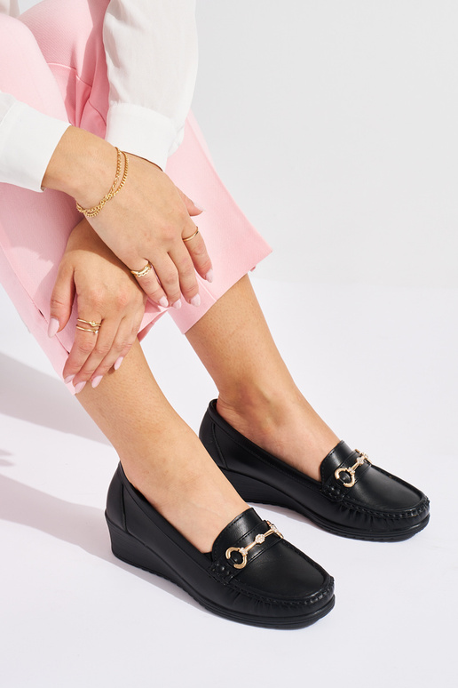 schwarze Damenmokassins auf...