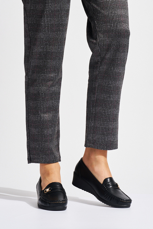 schwarze Damenmokassins mit Schnallen