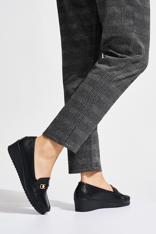 schwarze Damenmokassins mit Schnallen