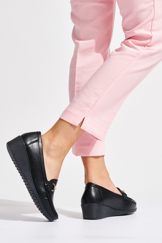 schwarze Damenmokassins auf...