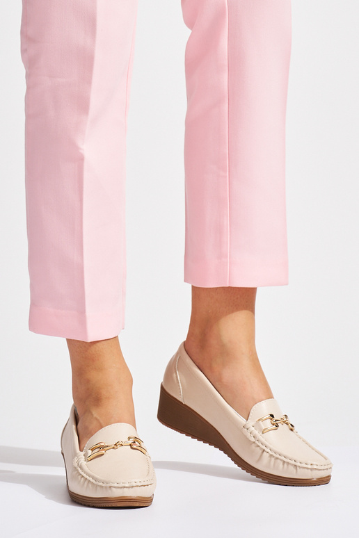 Beige Damenmokassins mit Schnallen Beige Damenmokassins mit Schnallen