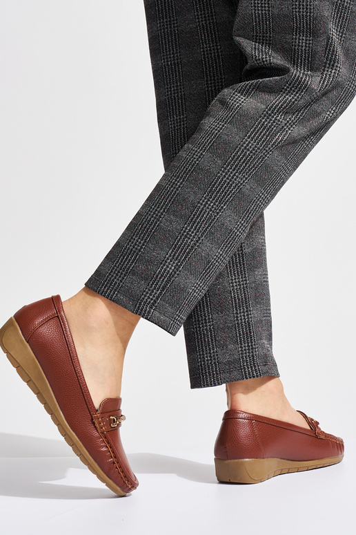 braune Damenmokassins ze zdobieniem