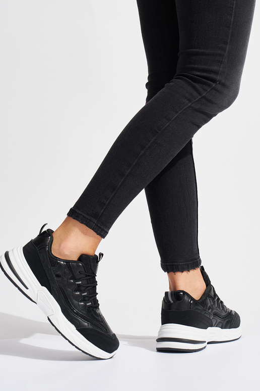 schwarze Damen-Sportschuhe mit dicker... schwarze Damen-Sportschuhe mit dicker...