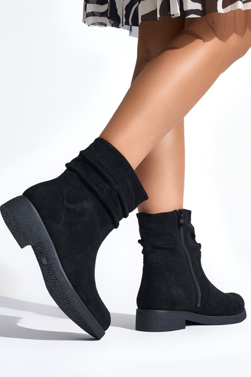 Schwarze Stiefel im Cowboy-Stil Schwarze Stiefel im Cowboy-Stil