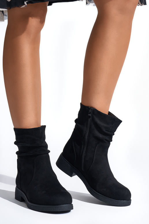 Schwarze Stiefel im Cowboy-Stil Schwarze Stiefel im Cowboy-Stil