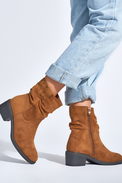 Braune Stiefel im Cowboy-Stil Braune Stiefel im Cowboy-Stil