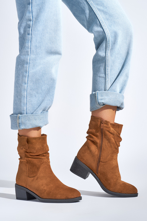 Braune Stiefel im Cowboy-Stil Braune Stiefel im Cowboy-Stil