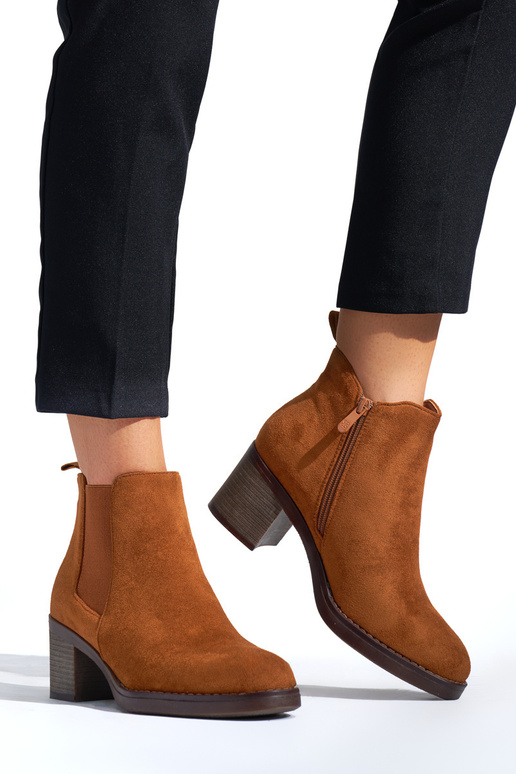 braune klassische Stiefel