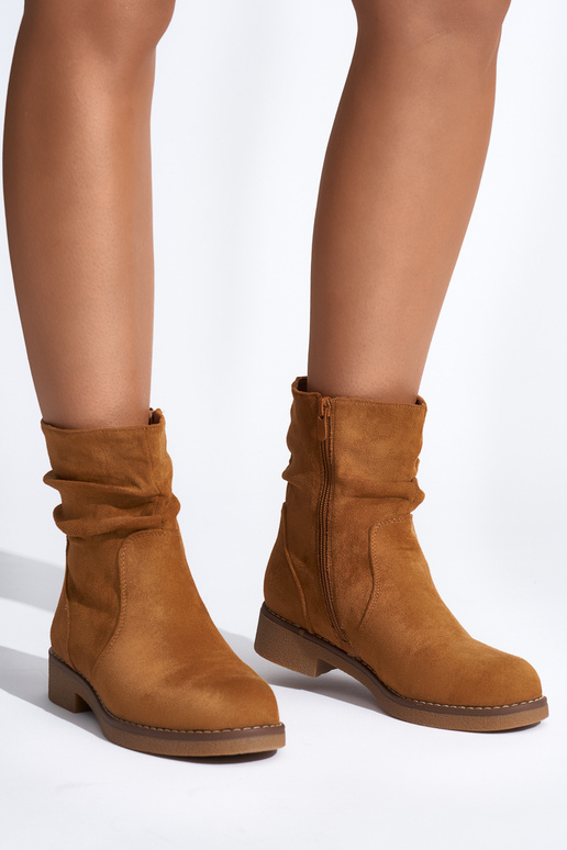 Braune Stiefel im Cowboy-Stil Braune Stiefel im Cowboy-Stil