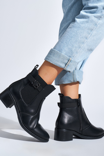 schwarze Damenschuhe auf... 2