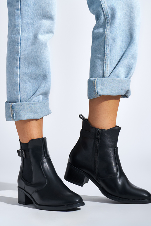 schwarze Damenschuhe auf einem... schwarze Damenschuhe auf einem...