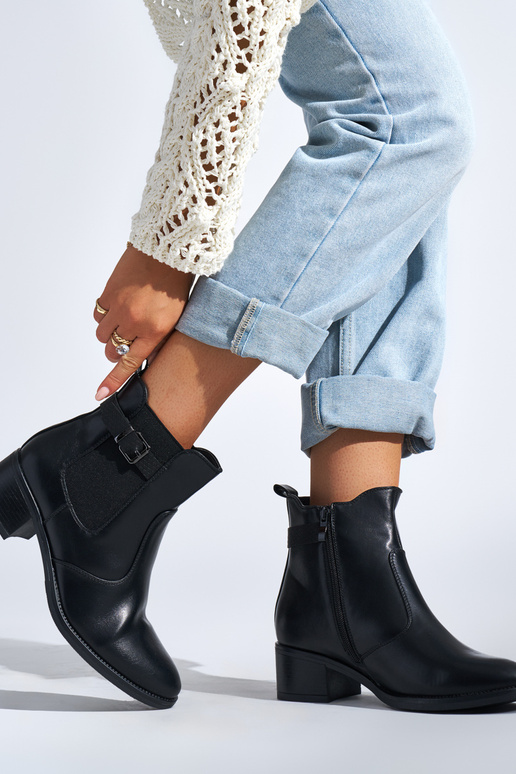 schwarze Damenschuhe auf einem... schwarze Damenschuhe auf einem...