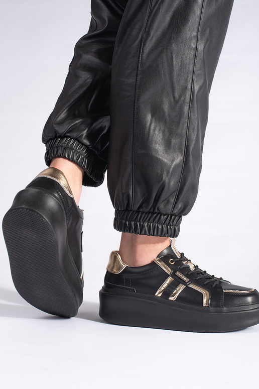 Schwarze Leder-Sneaker-Modellschuhe...