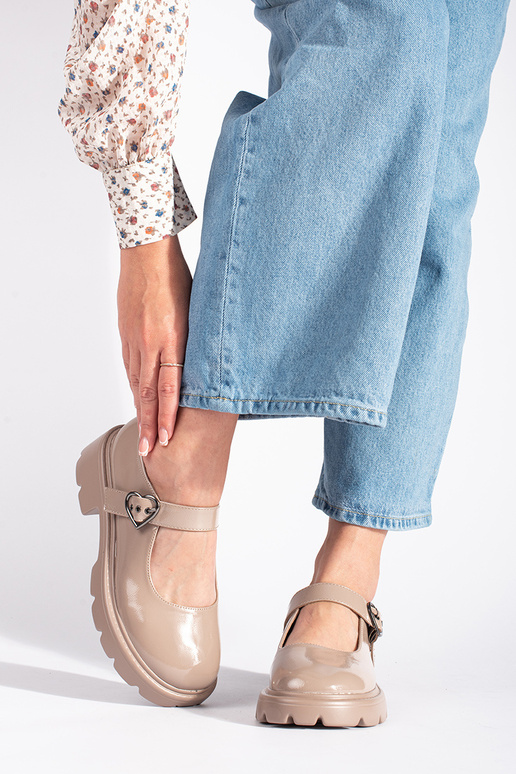 Beige Mokassins mit Lackeffekt auf...