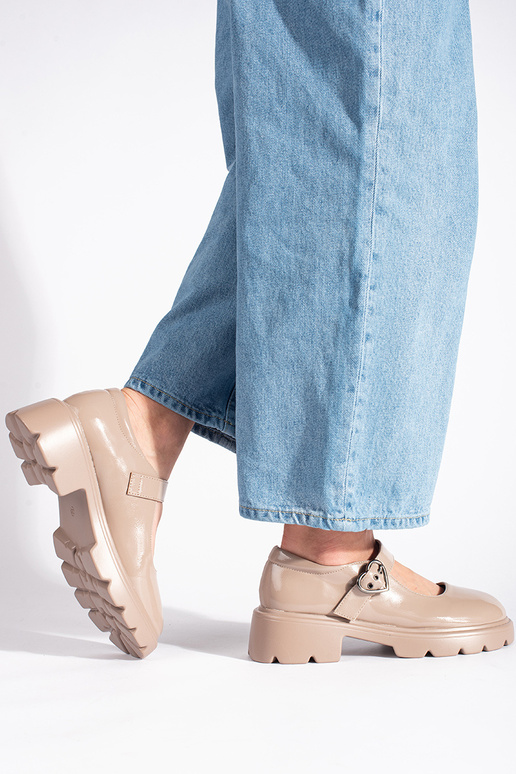 Beige Mokassins mit Lackeffekt auf...