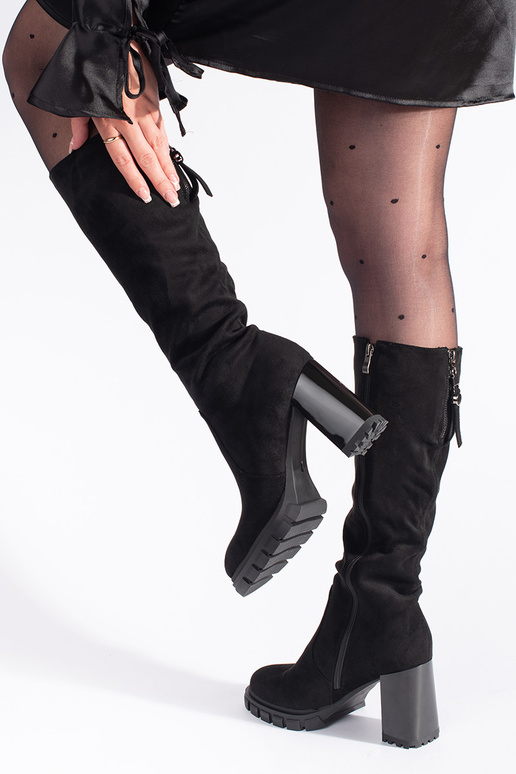 schwarze Wildlederstiefeletten mit... schwarze Wildlederstiefeletten mit...