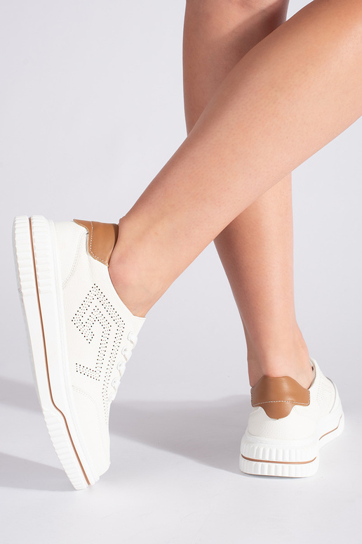 Durchbrochene weiße Sportschuhe aus... Durchbrochene weiße Sportschuhe aus...