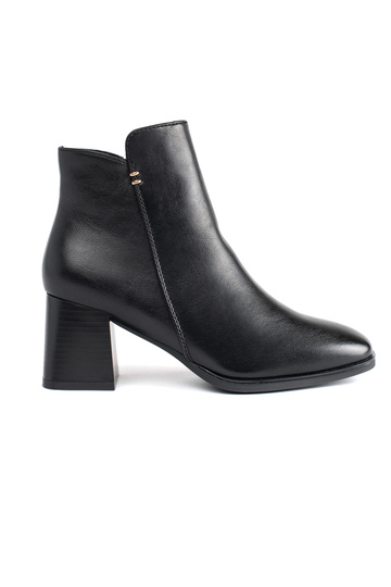 schwarze Damenschuhe auf...