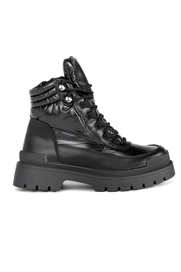 schwarze Schuhe mit dicker...
