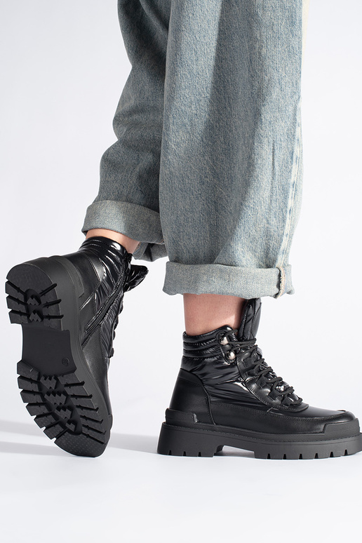 schwarze Schuhe mit dicker Sohle von... schwarze Schuhe mit dicker Sohle von...