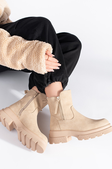 Beige Damenschuhe isoliert... 2