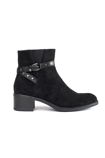 schwarze Wildlederschuhe...