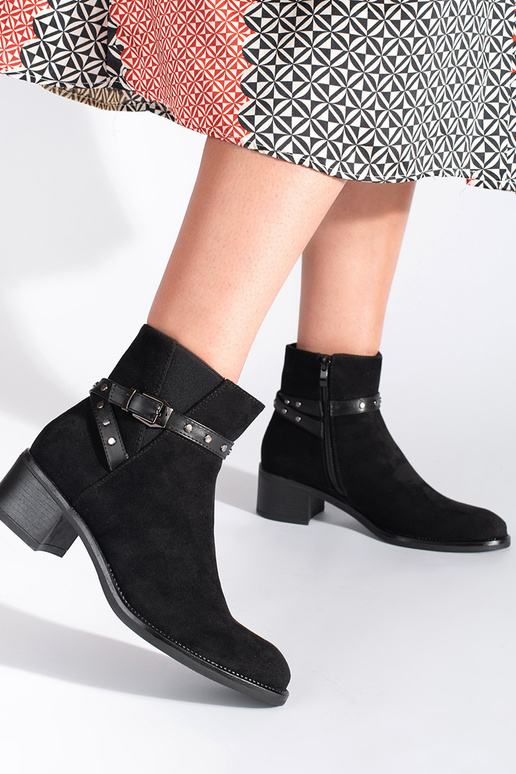 schwarze Wildlederschuhe mit... schwarze Wildlederschuhe mit...