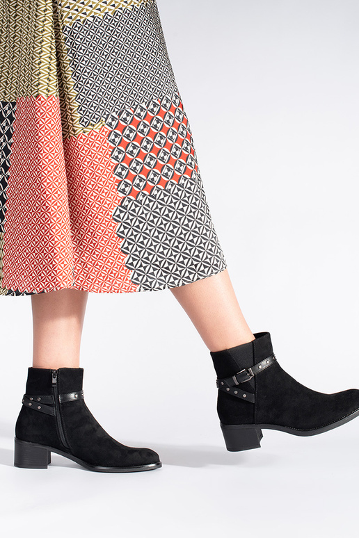 schwarze Wildlederschuhe mit... schwarze Wildlederschuhe mit...