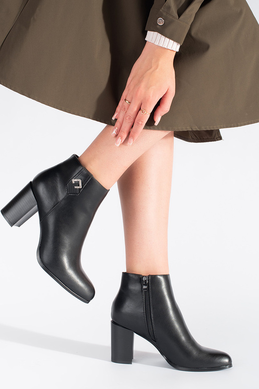 schwarze Damenschuhe mit Absatz von... schwarze Damenschuhe mit Absatz von...