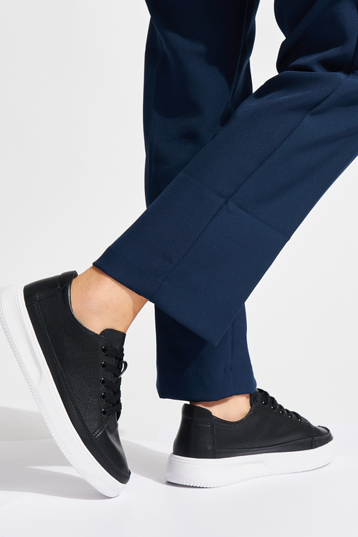 Durchbrochene Lederschuhe in... Durchbrochene Lederschuhe in...