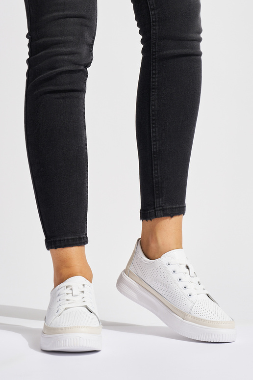 Durchbrochene Lederschuhe in weißer... Durchbrochene Lederschuhe in weißer...